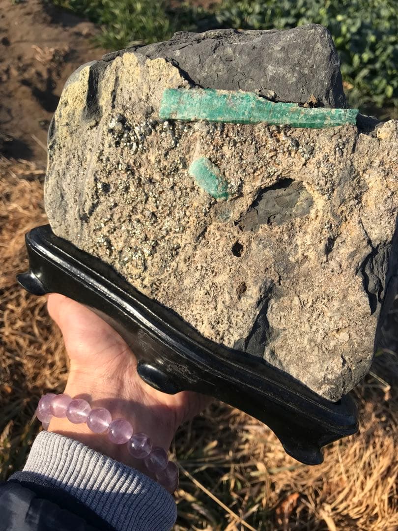 エメラルド原石　パイライト