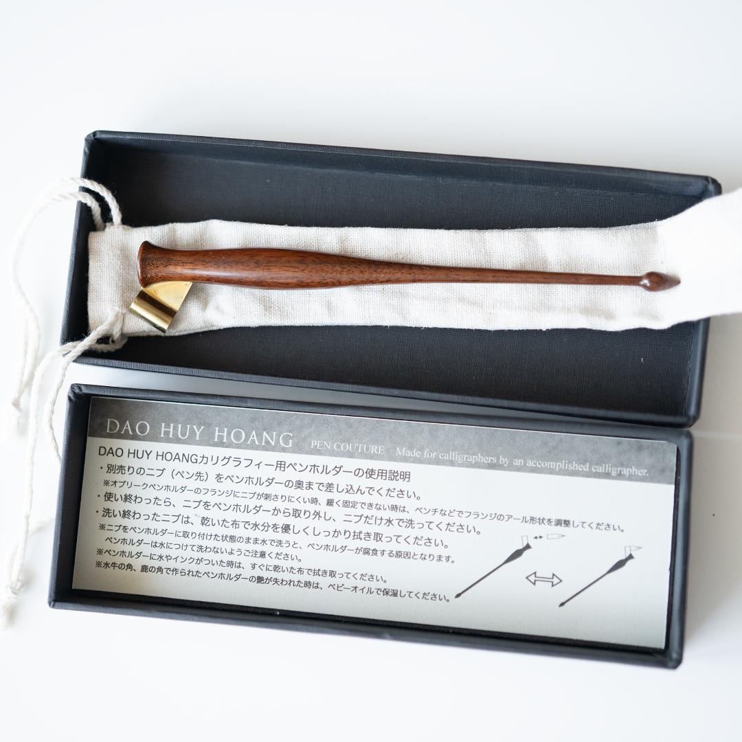 カリグラフィーオブリークホルダーDAO HUY HOANG