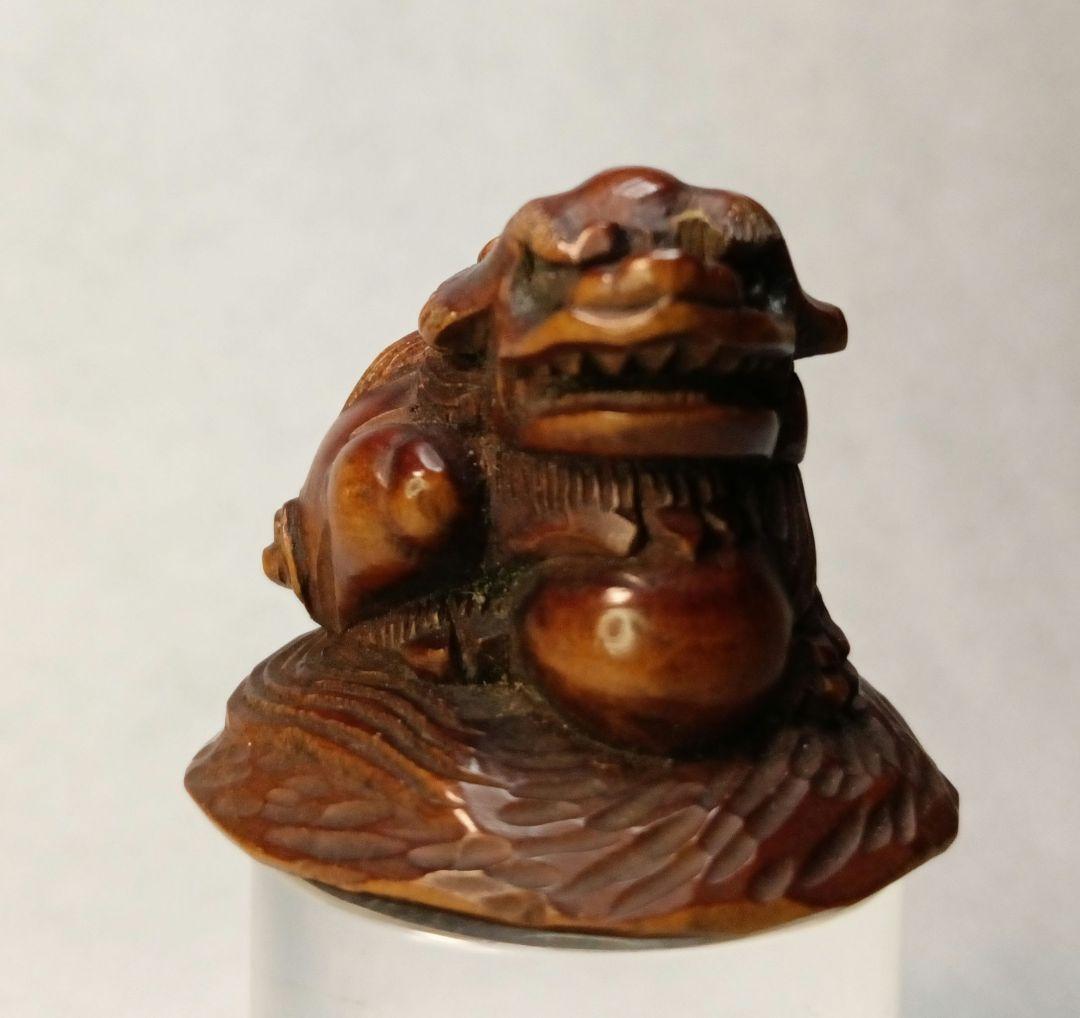 親信 在銘 「玉取り獅子」 柘植彫 根付 江戸時代