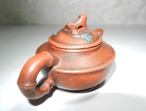 宜興紫砂壷（底款「周箕能制」、高さ５．５ｃｍ、幅幅９．５ｃｍ、容量４０ｃｃ）