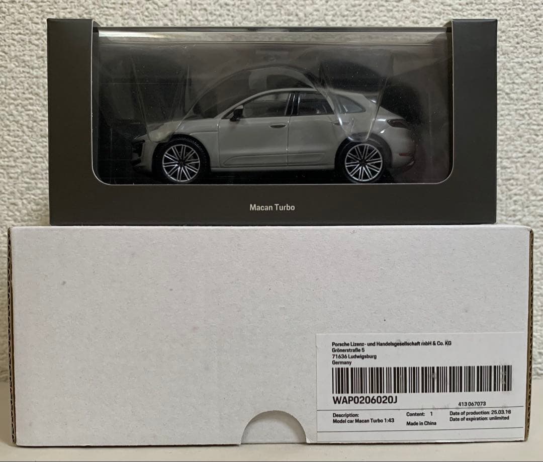 1/43 Porsche Macan turbo ミニカー チョークグレー