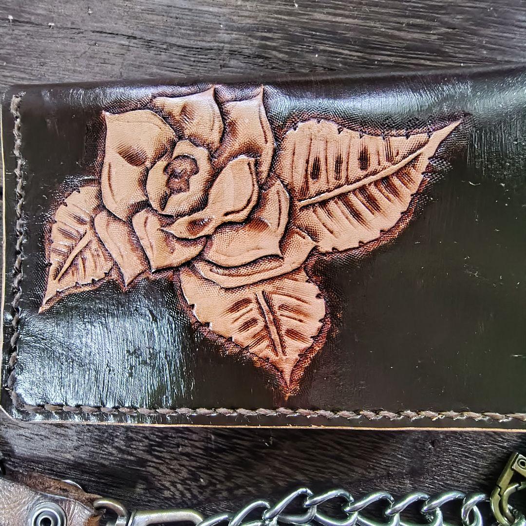 ミドルサイズ トラッカーウォレット 茶色 バラのカービング