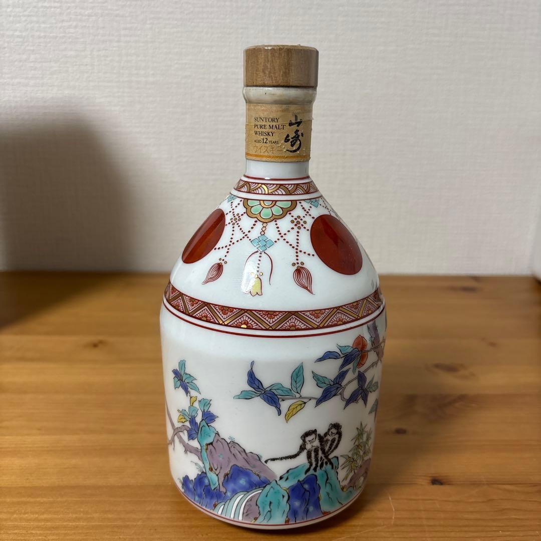 サントリー ウイスキー　山崎12年 錦赤玉瓔珞文風物絵 有田焼 陶器ボトル　❸