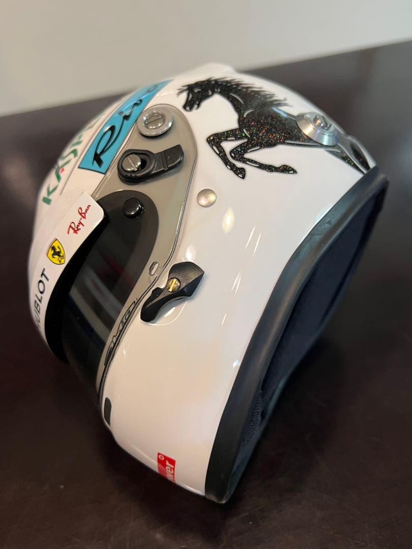 （美品）F1 Ferrari セバスチャンベッテル 直筆サイン入アライ1/2