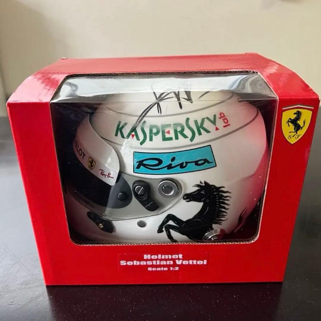 （美品）F1 Ferrari セバスチャンベッテル 直筆サイン入アライ1/2