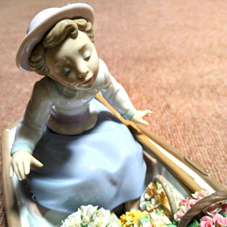 【LLADRO】リアドロ 舟の中の若い娘 花の台