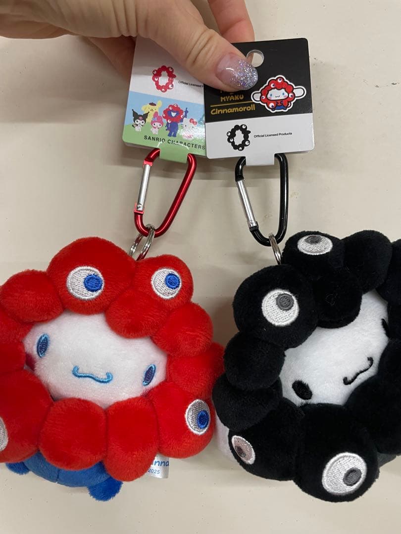 サンリオ×ミャクミャク　なりきりぬいぐるみ　シナモロール　シナモン　赤　黒