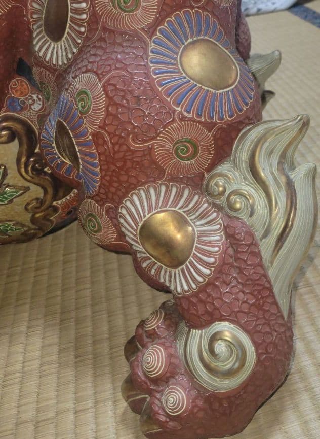 大型置物　九谷焼　大吉窯　玉乗り獅子　狛犬　シーサー風　赤絵　金彩　置物