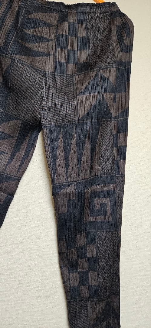 プリーツプリーズ　イッセイミヤケ 総柄アラジンパンツ 4号