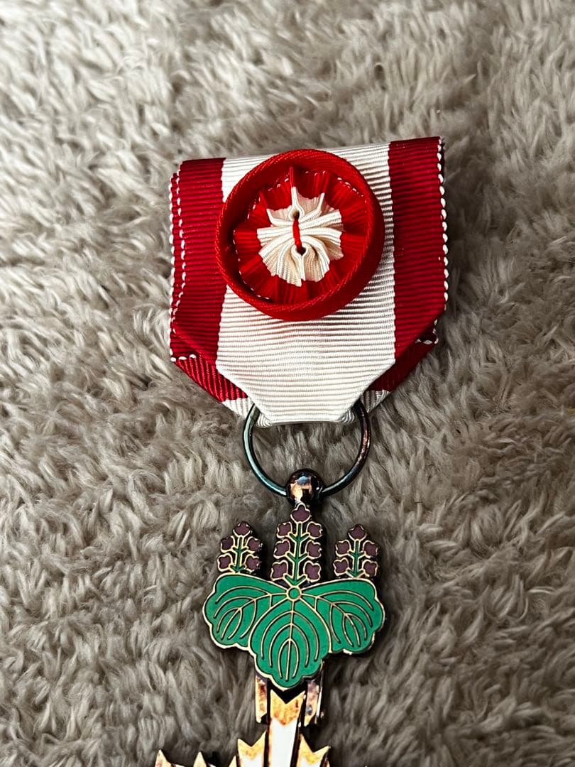 美品【勲章】勲四等旭日小綬章　略章　共箱