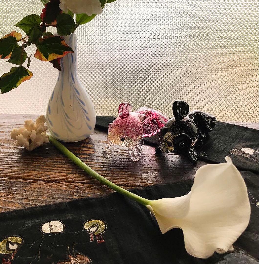 骨董　現代作家物　アート　濃紺　金赤被せ　吹雪紋　金彩爆変　金魚２体