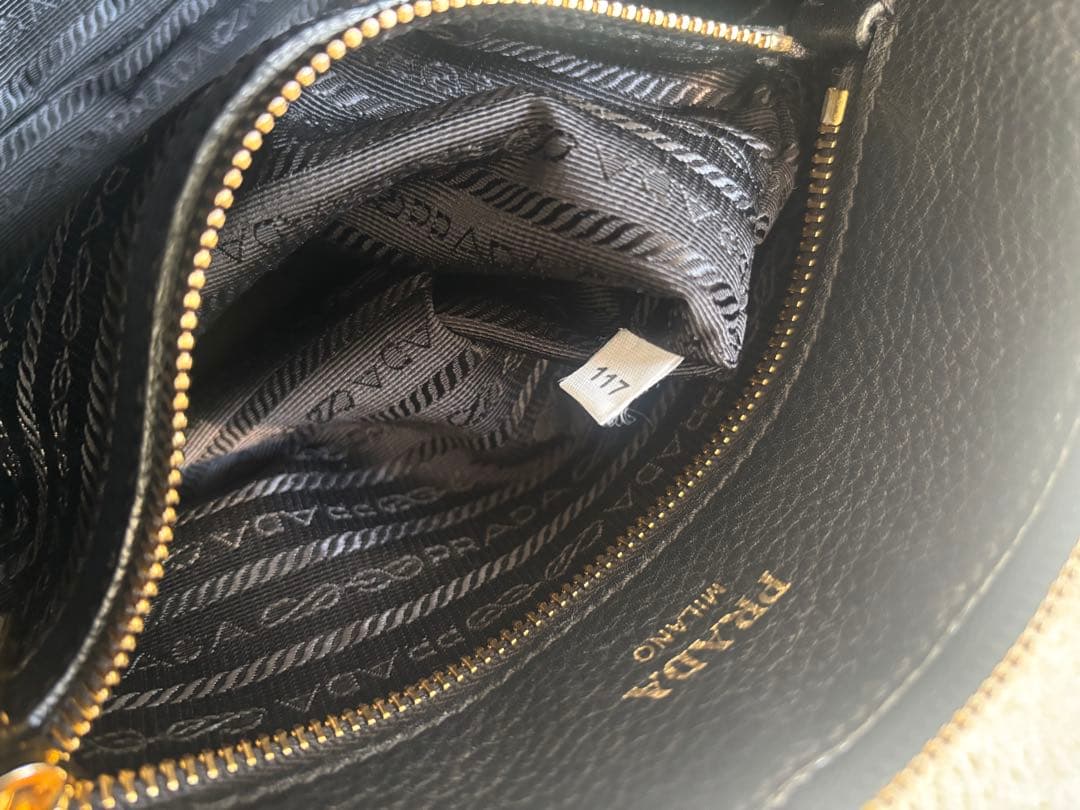 PRADA ブラック レザー ショルダーバッグ