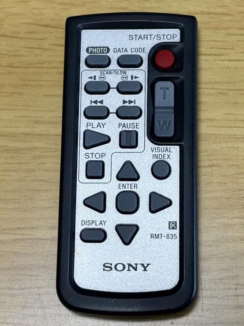 SONYのハイビジョンビデオカメラ ハンディカムHDR-SR12　付属品充実