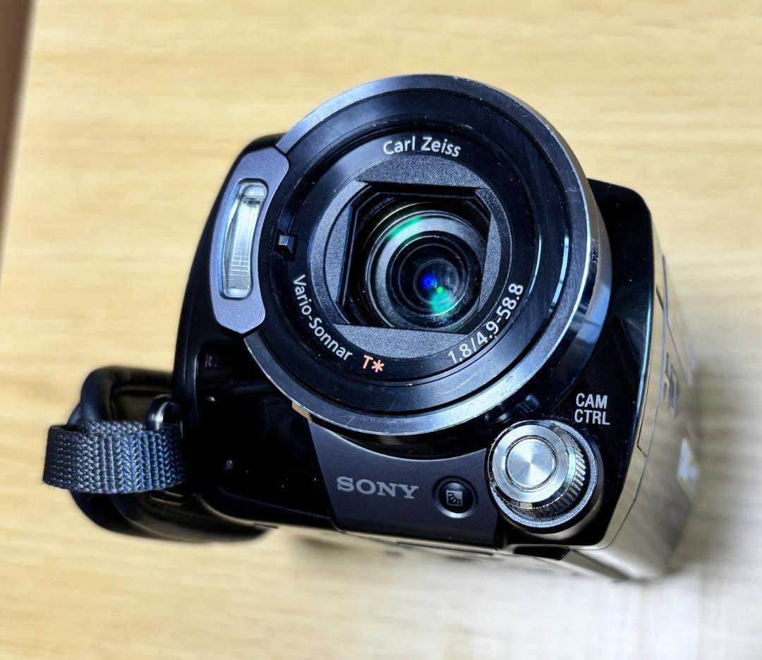 SONYのハイビジョンビデオカメラ ハンディカムHDR-SR12　付属品充実