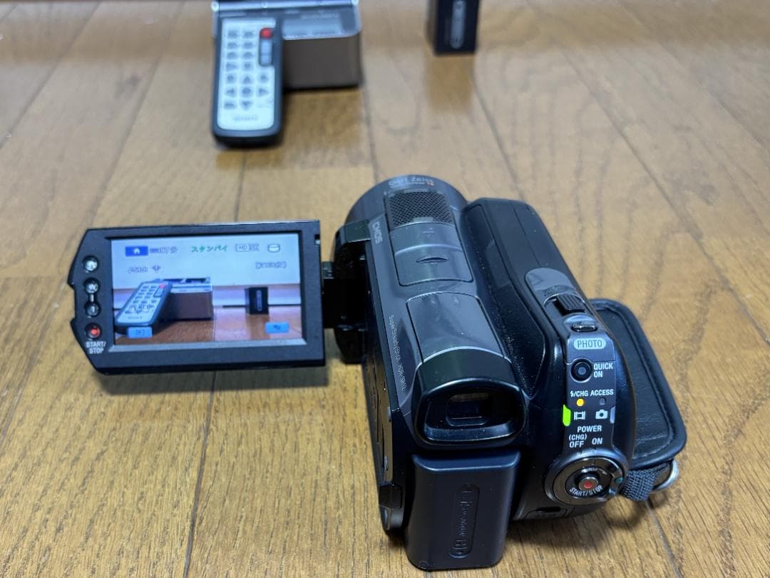 SONYのハイビジョンビデオカメラ ハンディカムHDR-SR12　付属品充実