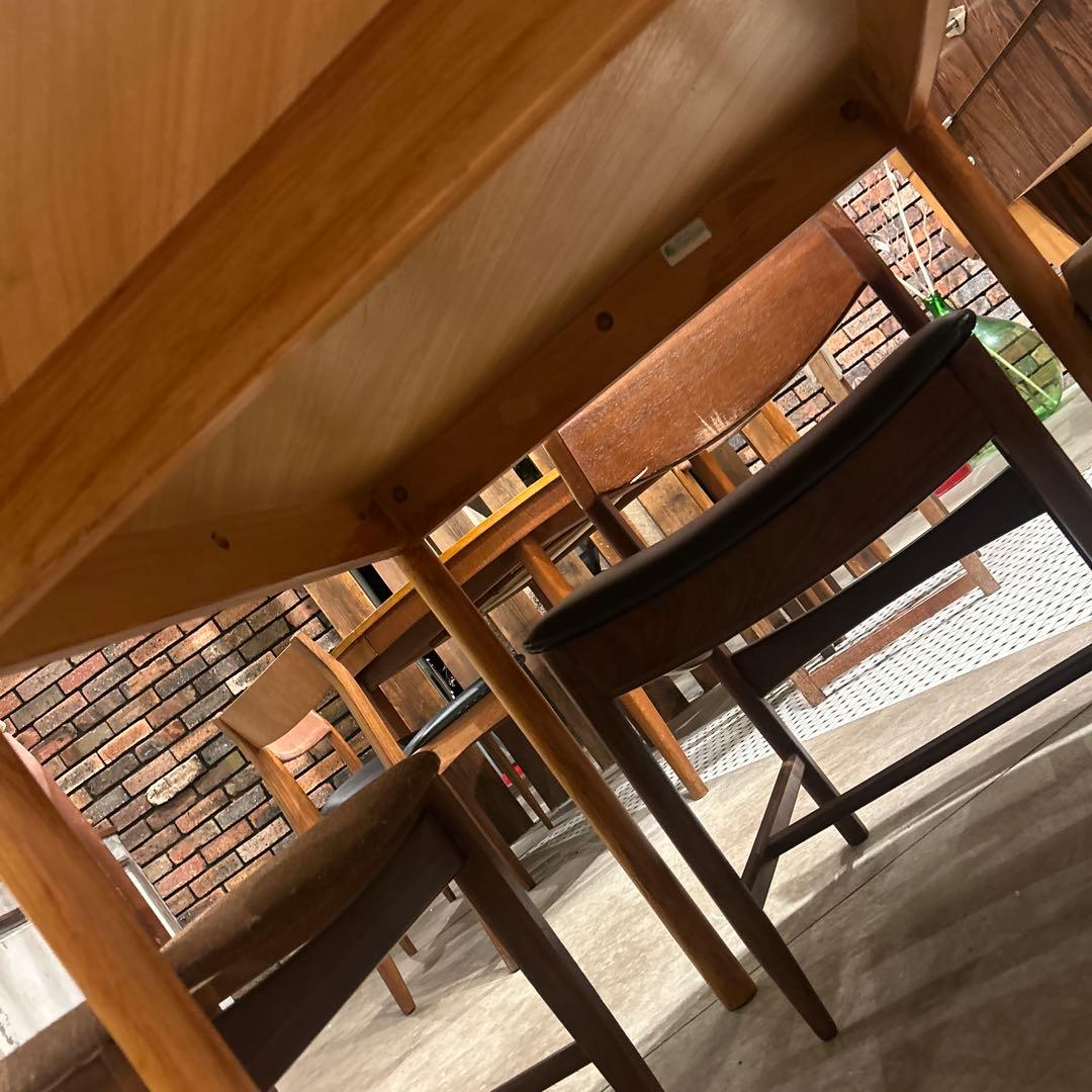 アーコール円形木製ダイニングテーブル