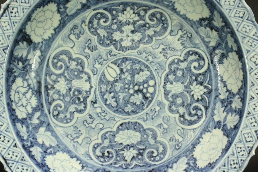 中国美術 青花 纏枝蓮花紋 折口盤(A684)