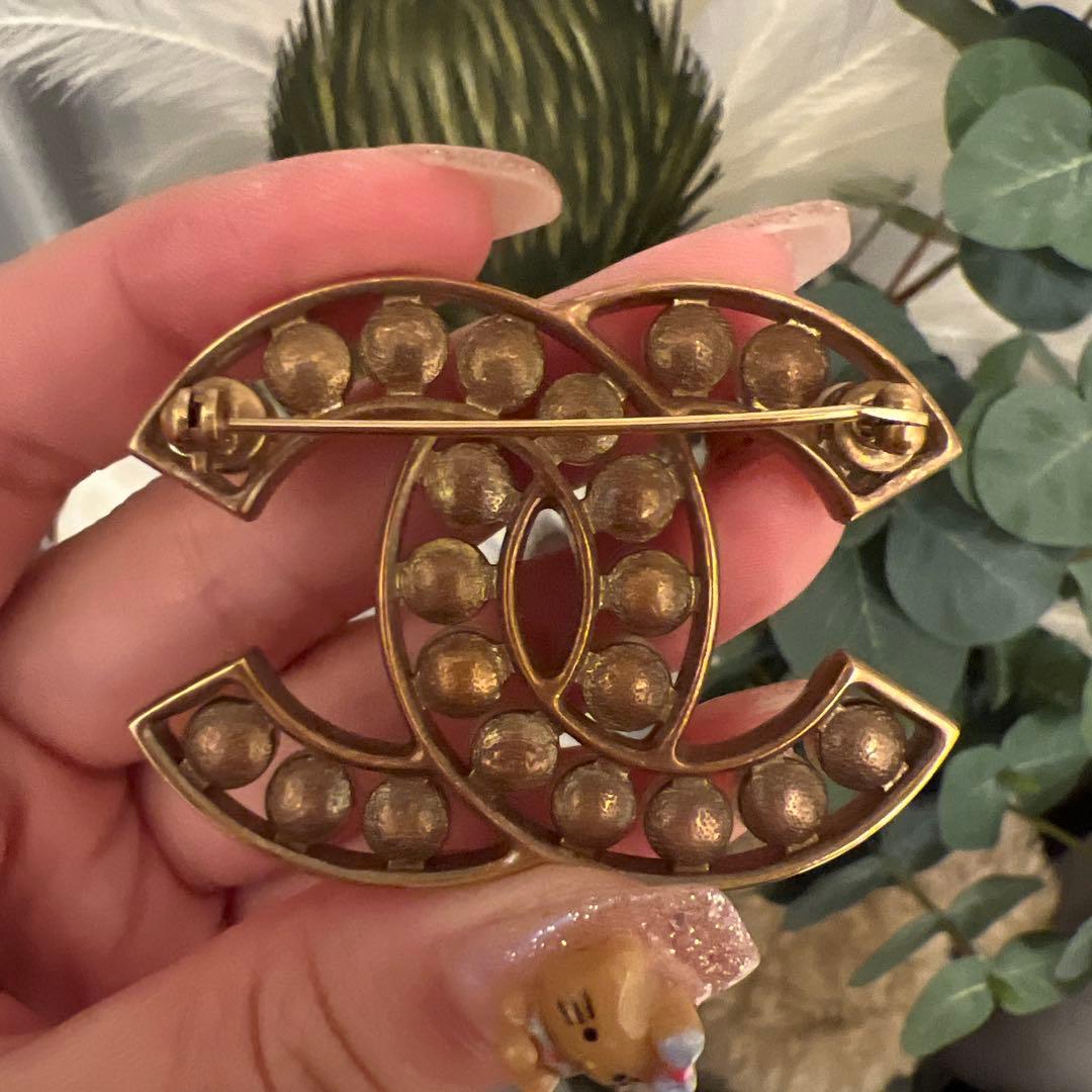 CHANEL パール付きロゴブローチ