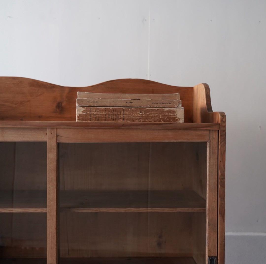 ガラス引戸のキャビネット