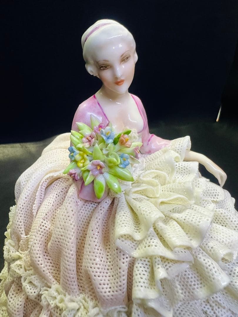 陶器製女性フィギュリン ピンクと白