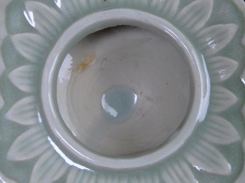 三田青磁　陽刻　花の図　盃台　C748AS-CGq