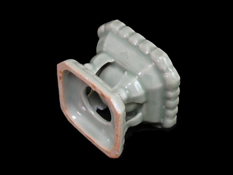 三田青磁　陽刻　花の図　盃台　C748AS-CGq