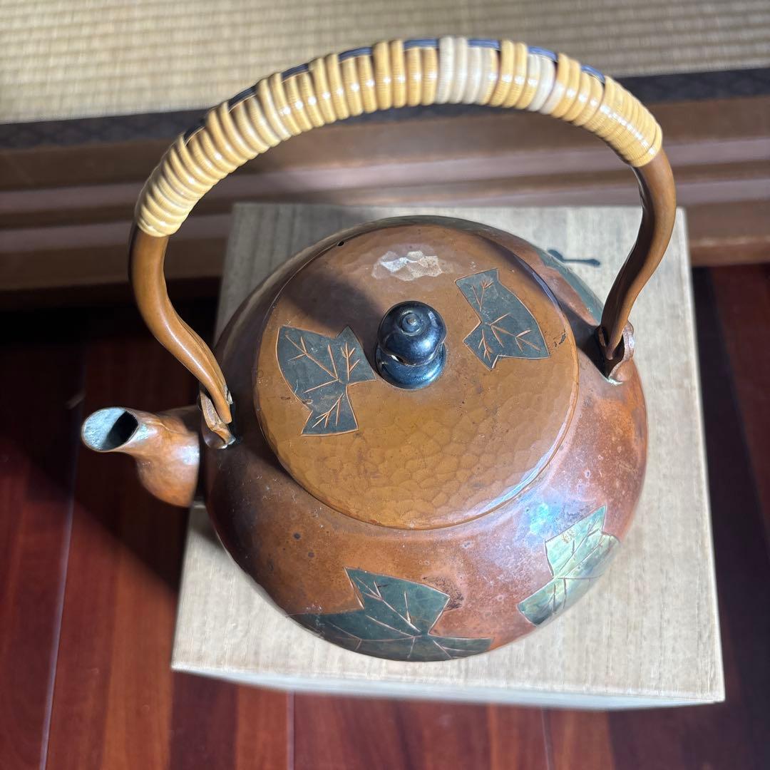 陶器の急須 葉模様 竹ハンドル