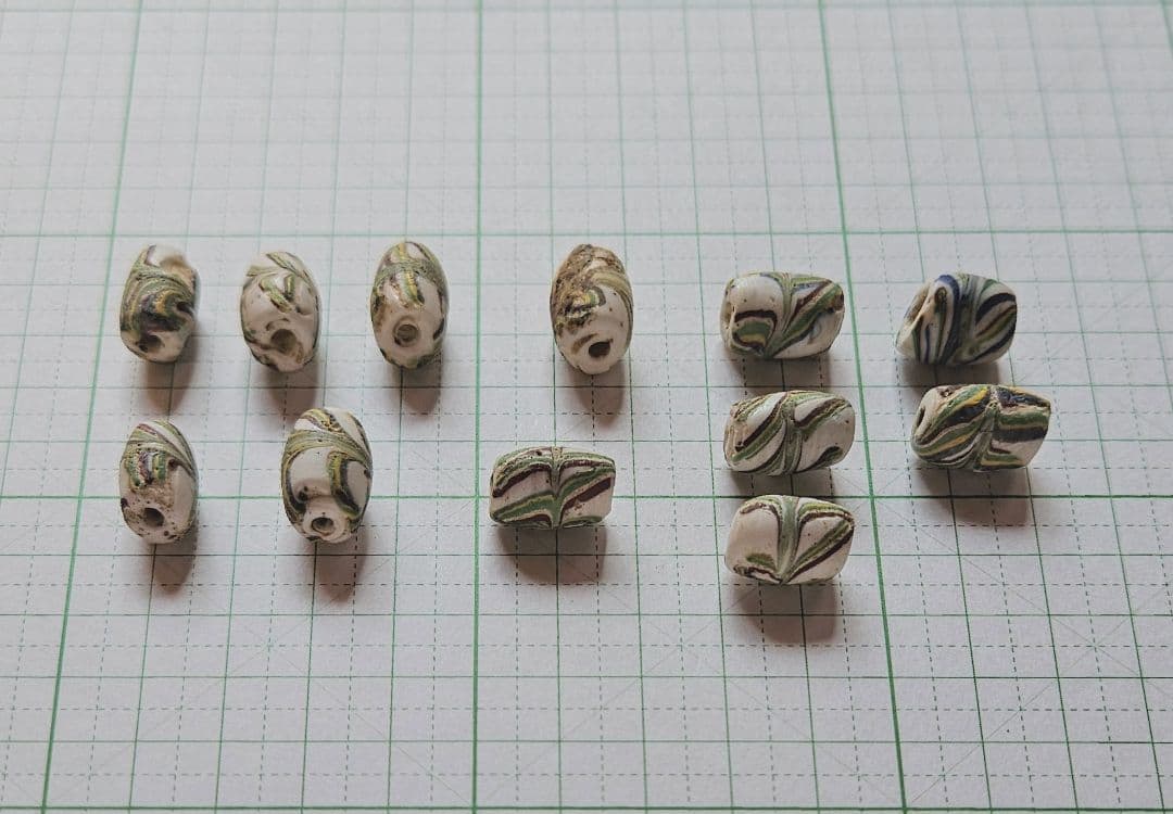 アフリカとんぼ玉　ヴィンテージ　レインボーリボン　一連(１２個)