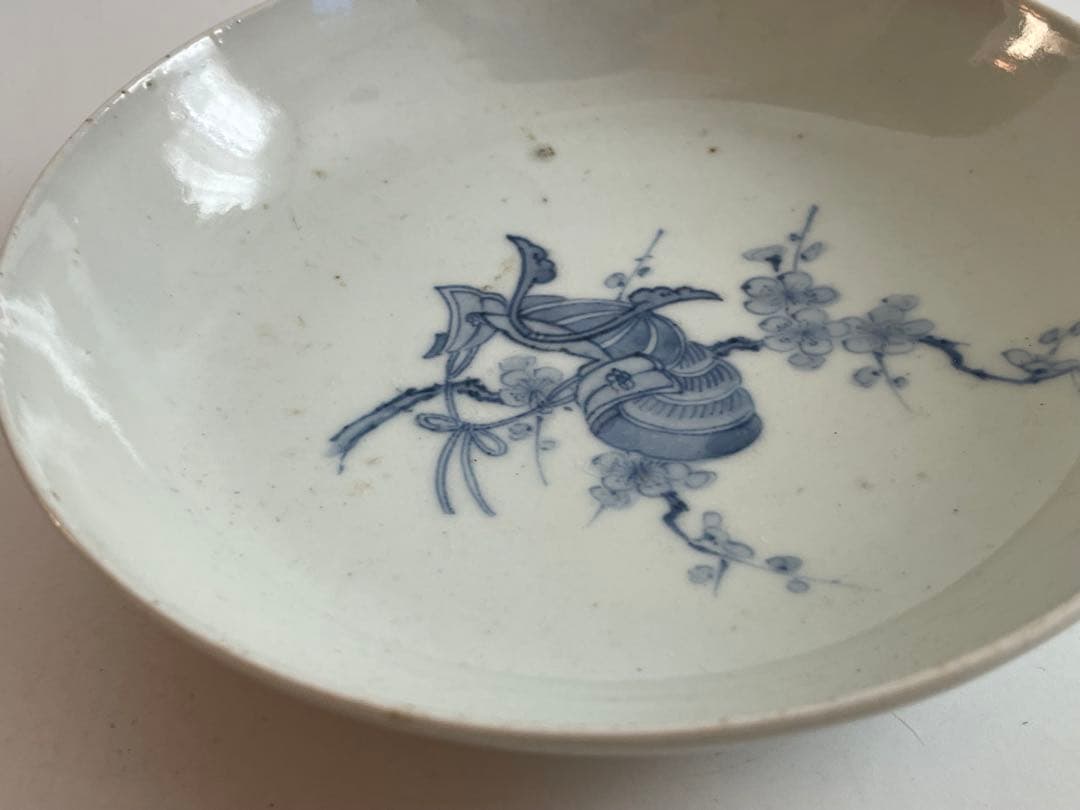 骨董　アンティーク　平戸　三川内　染付　梅に兜図　皿　丸皿　甲冑