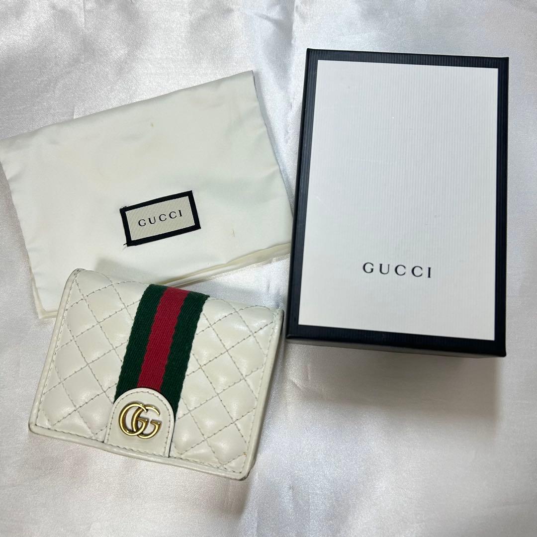 な*と様 GUCCI 2つ折り財布 白