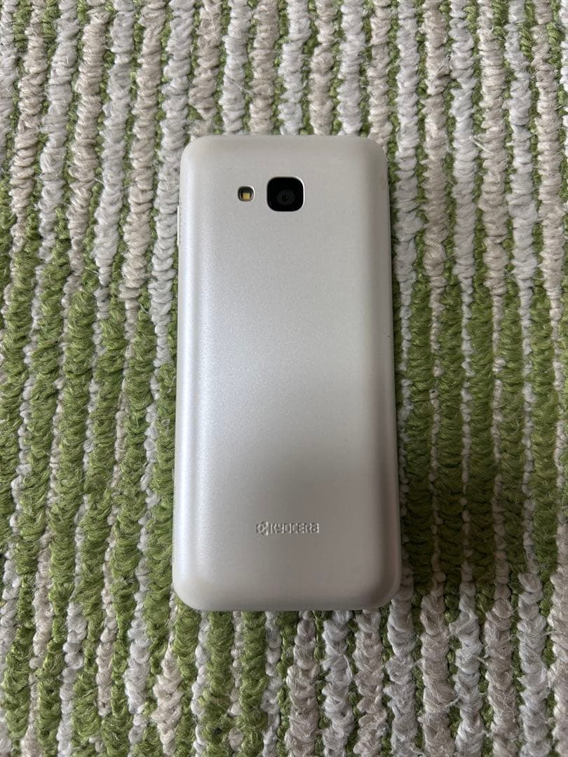 GRATINA KYF39 ホワイトシルバー折りたたみ式携帯電話 本体