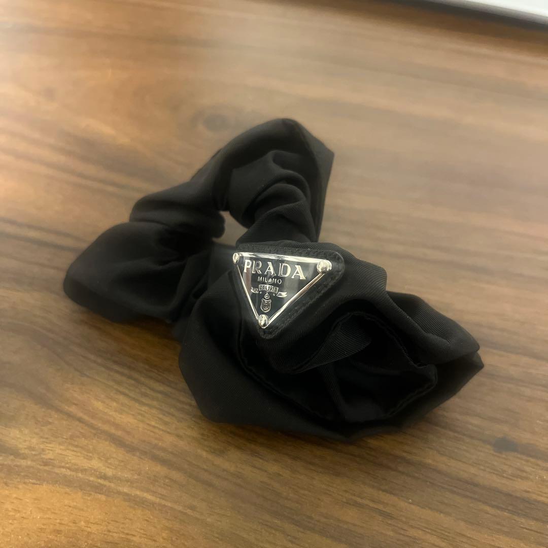 PRADA ベルベットシュシュ