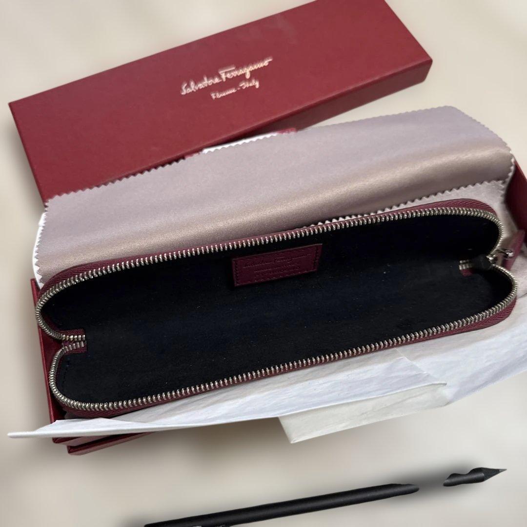 サルヴァトーレ フェラガモのレザーペンケース