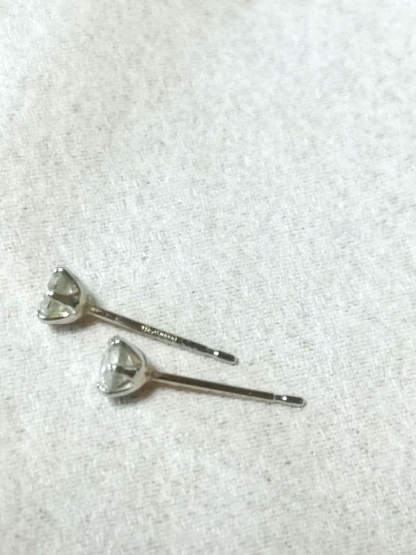 天然一粒ダイアモンドピアス0,3カラット（0,15カラットが2個）プラチナ900