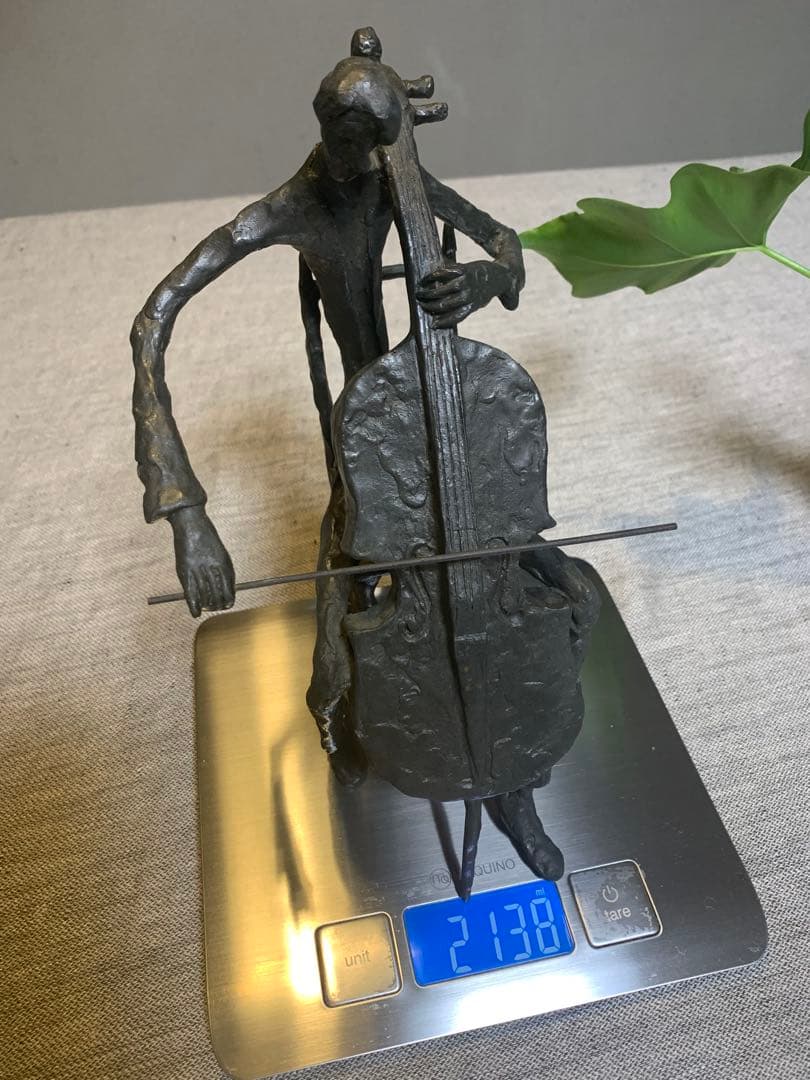 チェロ奏者 オブジェ 金属 彫刻 置物 音楽家 モダン アート　かなりの美品です