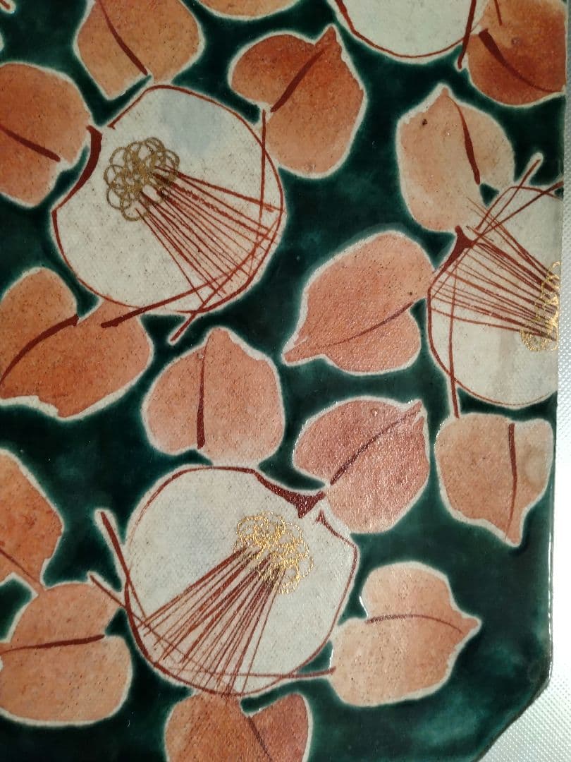 九谷焼　虚空蔵窯（石川県能美市）緑地に椿柄　角皿　縦約21.5cm　横約34cm