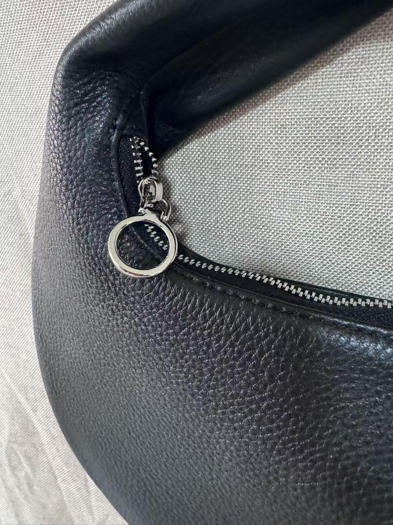 aeta 黒いレザー風ハンドバッグ 半月型 Mサイズ