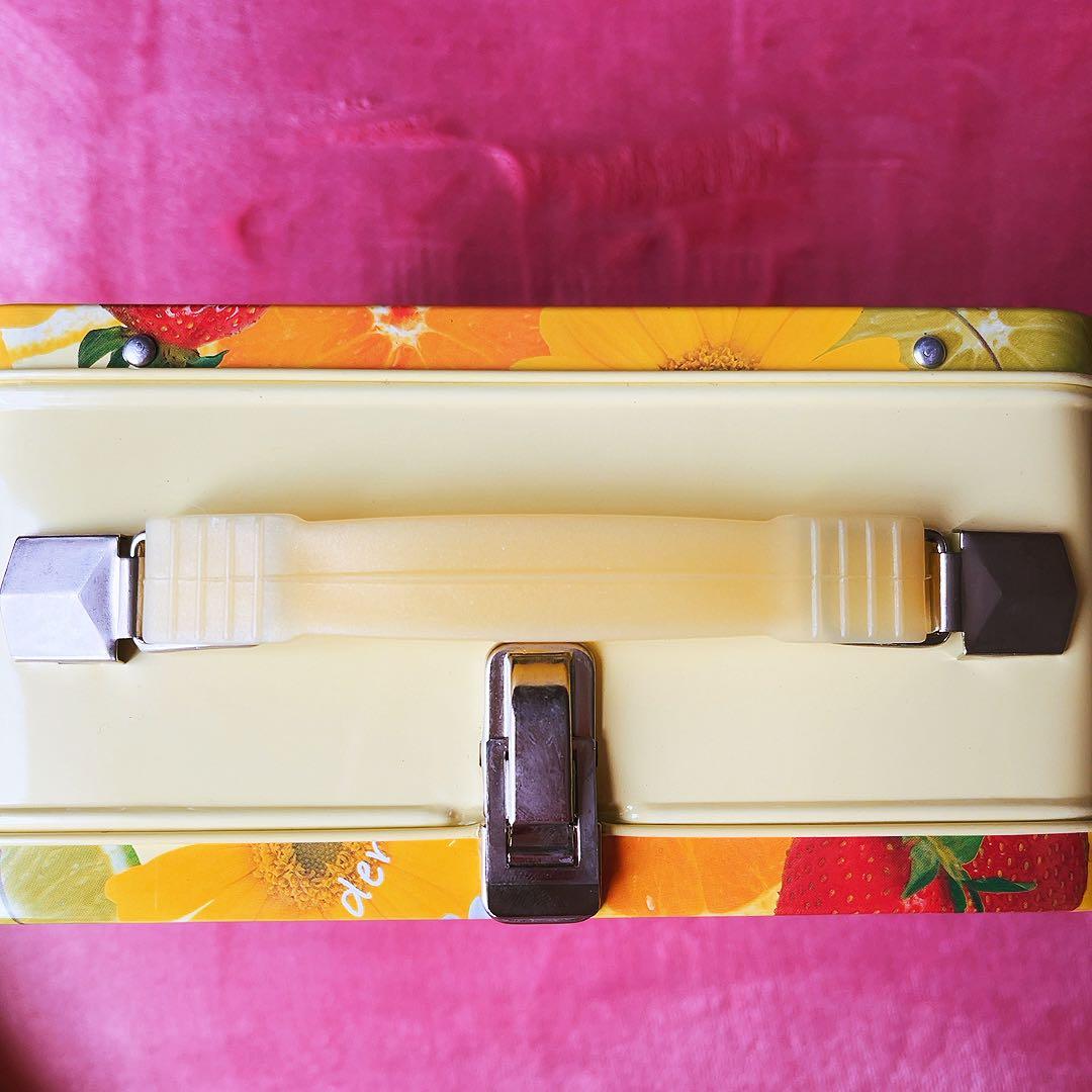 希少レア　ハローキティ　USA アルバム　缶ケース　着ぐるみ　ハチ　2003