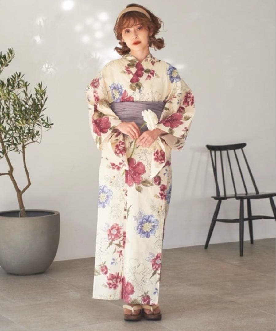 dita浴衣 花柄浴衣セット（白地・赤・紫・青） 下駄、帯飾り、髪飾り付き
