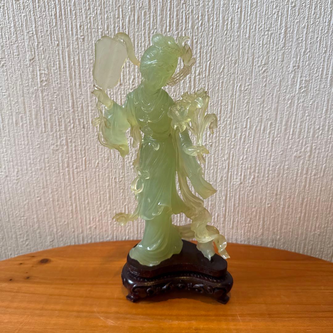 処分価格　翡翠 ？　天女　彫刻 とても美しい顔です。木製台座付き　欠けや割れ無し