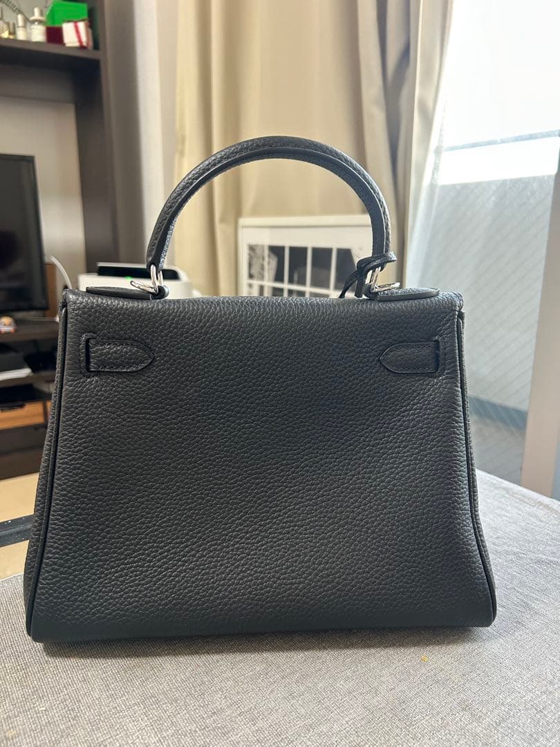 ブラックハンドバッグ