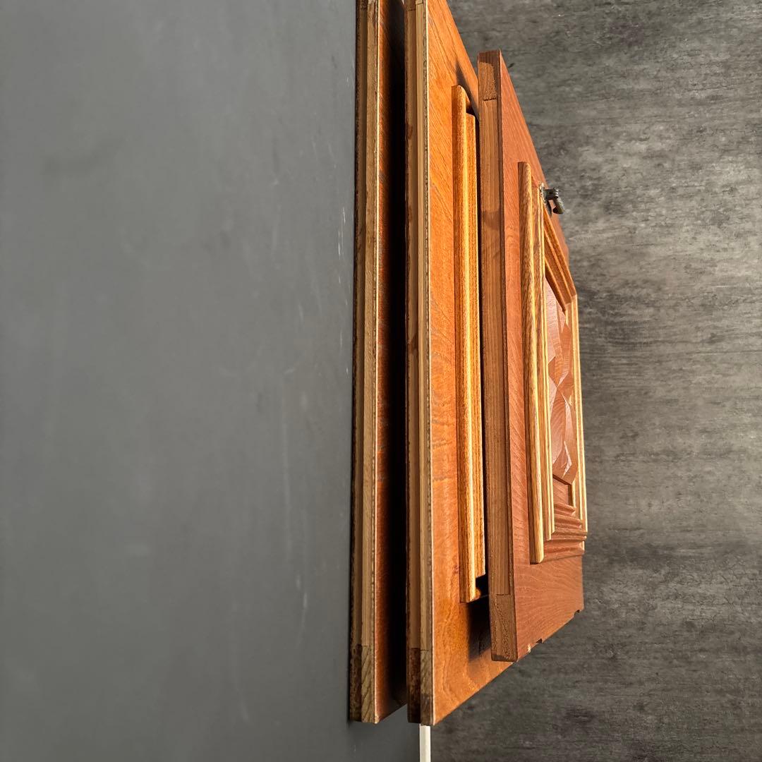 木製引戸　木製扉　家具装飾　花模様　木材　彫刻　木細工　ウッドウォールパネル