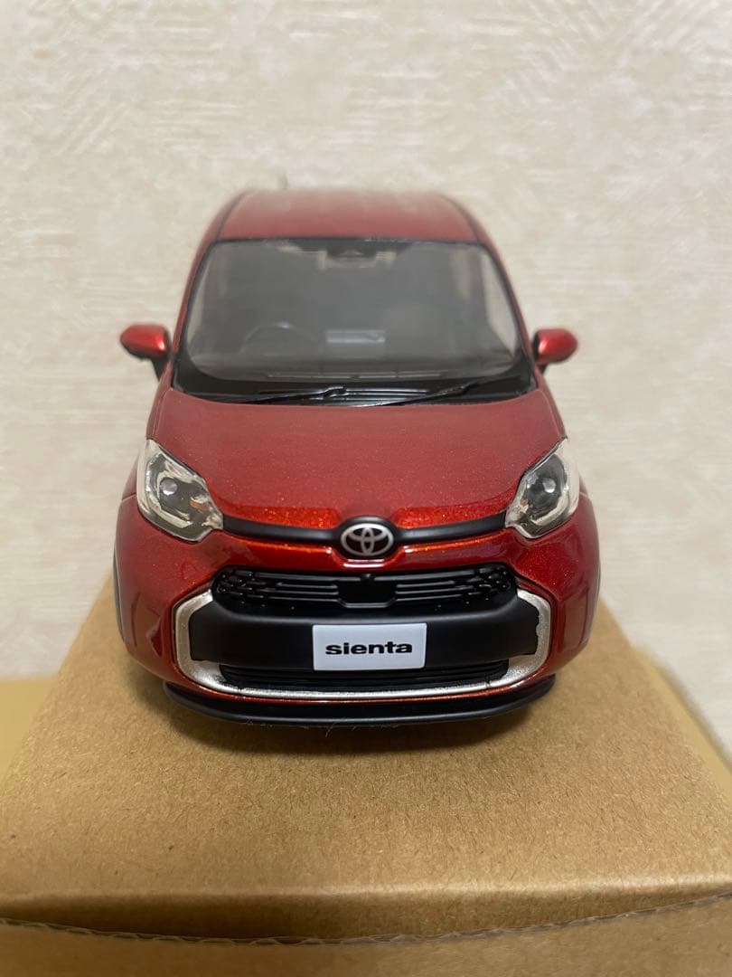 トヨタ シエンタ 1/30ミニカー 赤