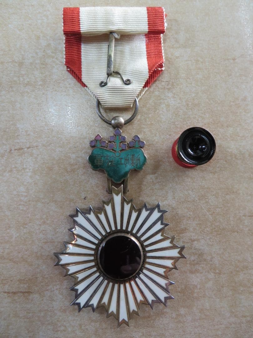 勲章　勲五等 双光旭日章　共箱 　略章付き