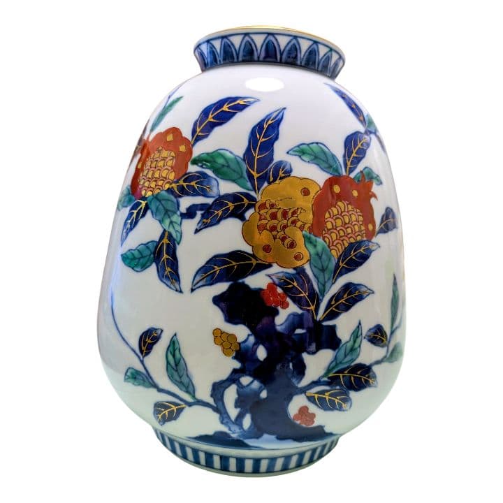 染錦柘榴文（そめにしきざくろもん）の有田焼の花瓶です。﻿