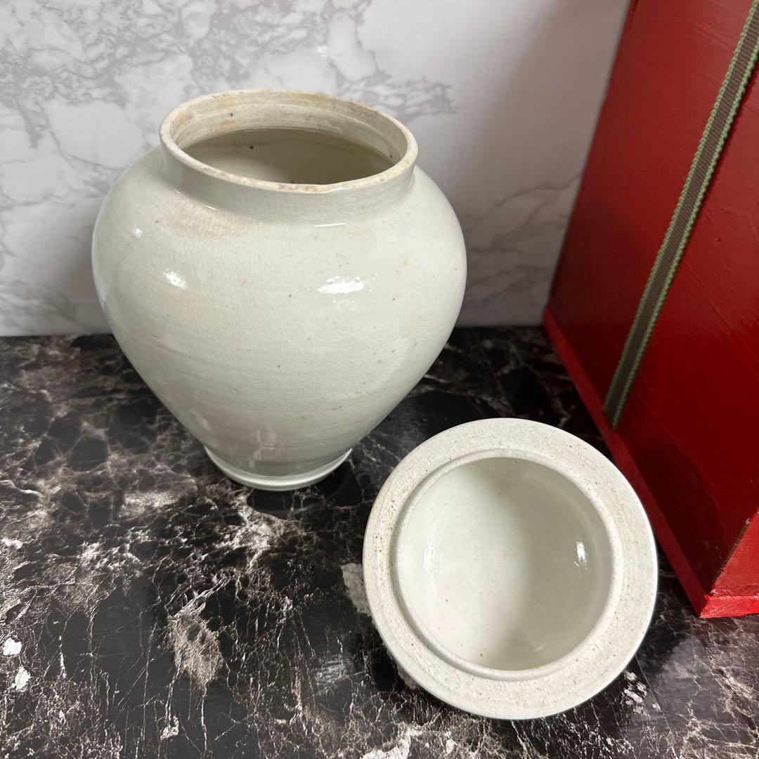 古伊万里、白磁、壺、　共葢、箱付き。