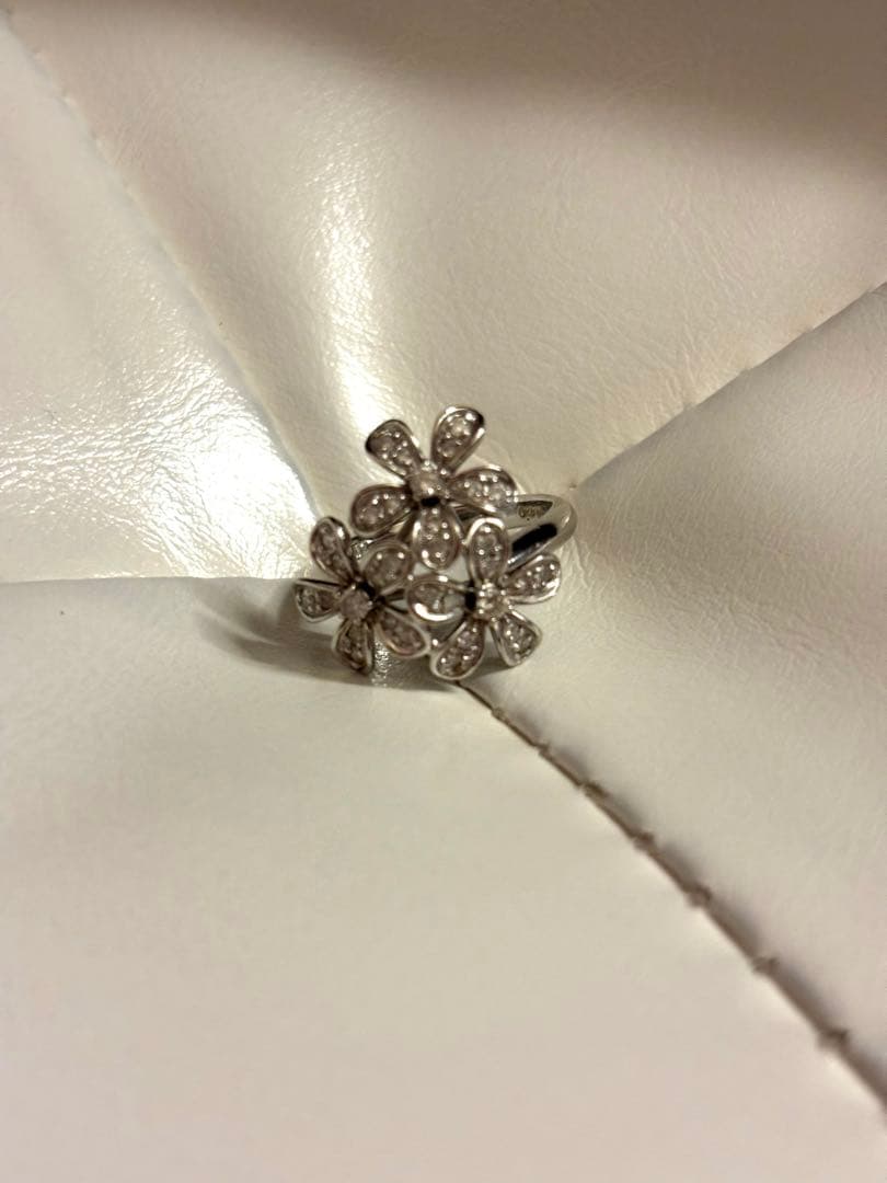 ホワイトゴールド　フラワー　ダイヤモンド　リング