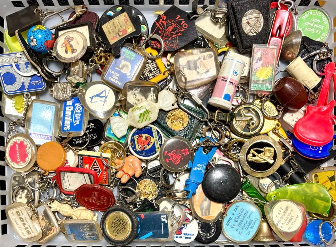 960【お得な100個!】ヴィンテージ フランス フレンチ キーホルダー