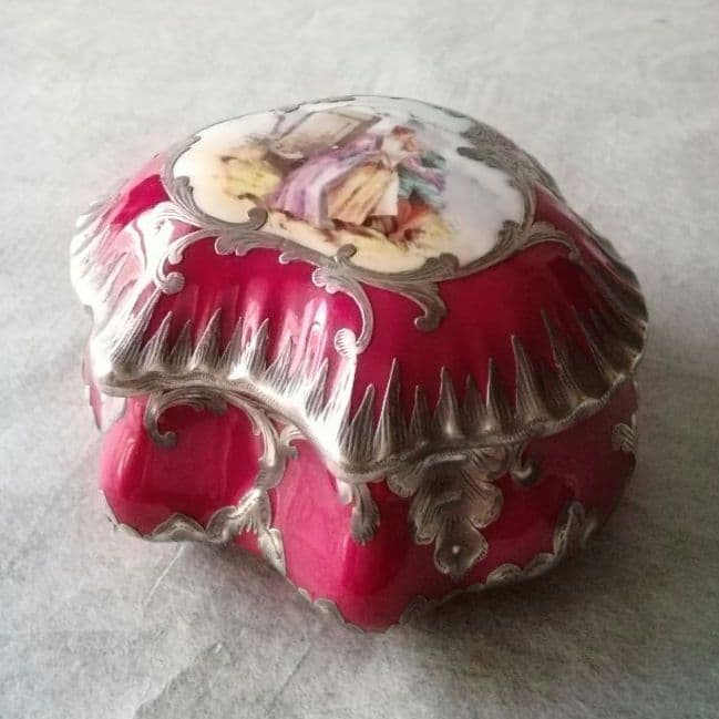 逸品　銀巻き　銀巻朱地貴族図蓋物　リモージュ　手描　薔薇色　宝石箱　アンティーク