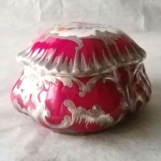 逸品　銀巻き　銀巻朱地貴族図蓋物　リモージュ　手描　薔薇色　宝石箱　アンティーク